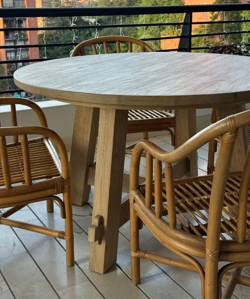 Comedor redondo en madera natural clara