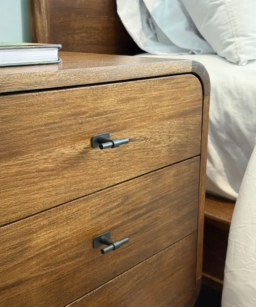 Mesa de noche en madera natural oscura