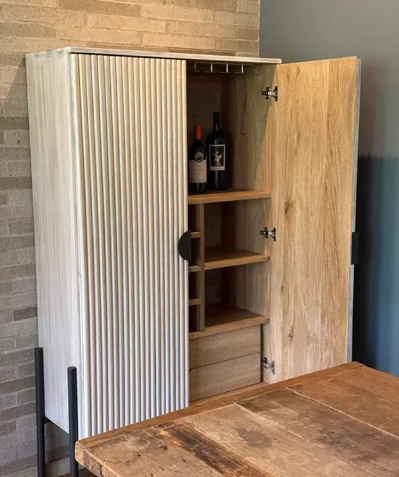 Estantería tipo closet en madera natural y hierro