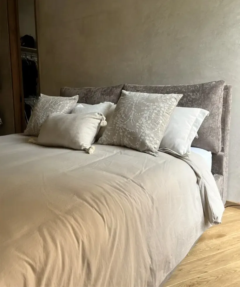 Cama tapizada en tela tipo terciopelo