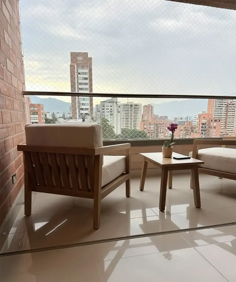 Sillas de balcon en madera natural