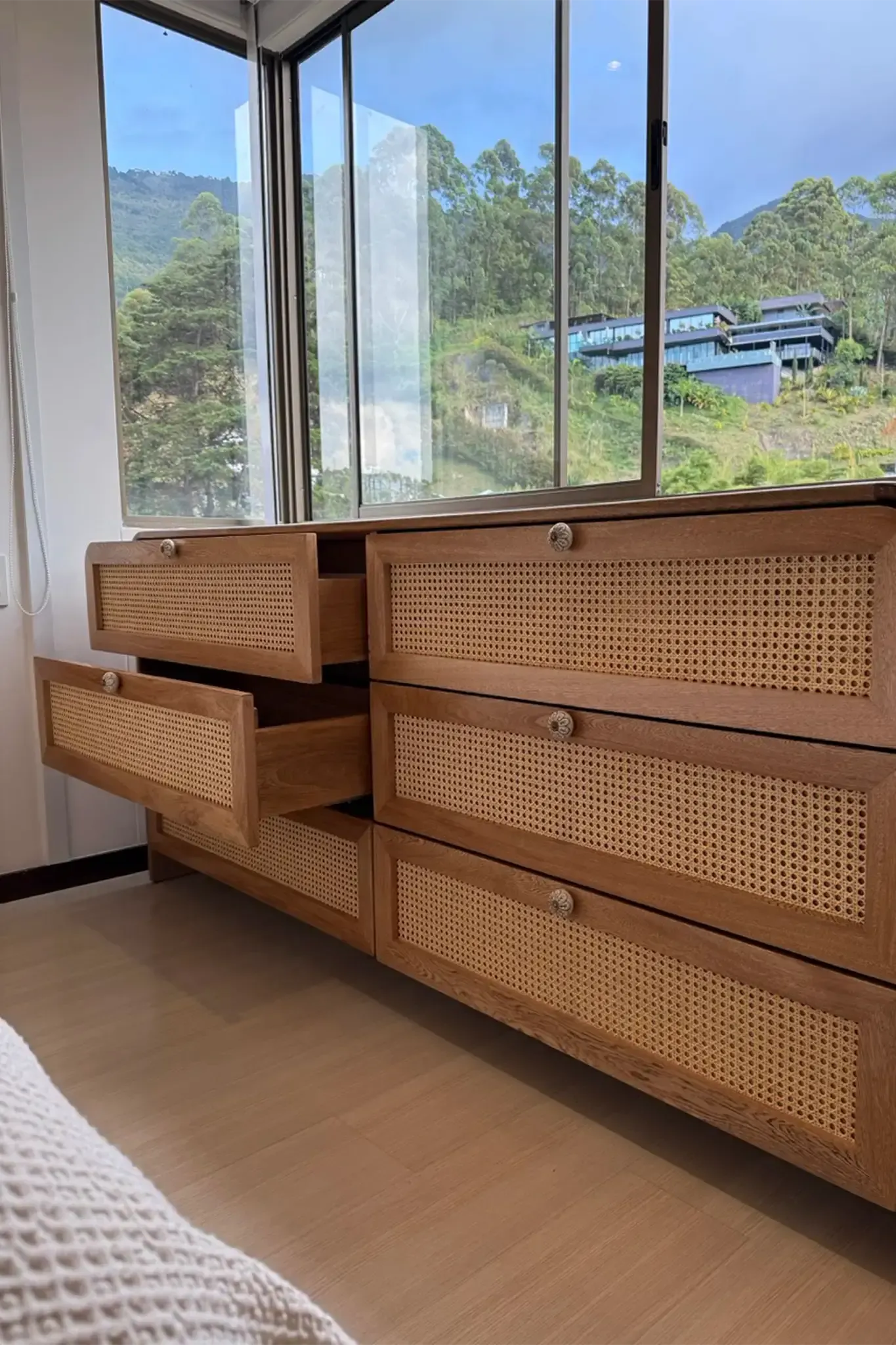 Mesa de centro elevable en madera natural — Apto. Carolina Mesa