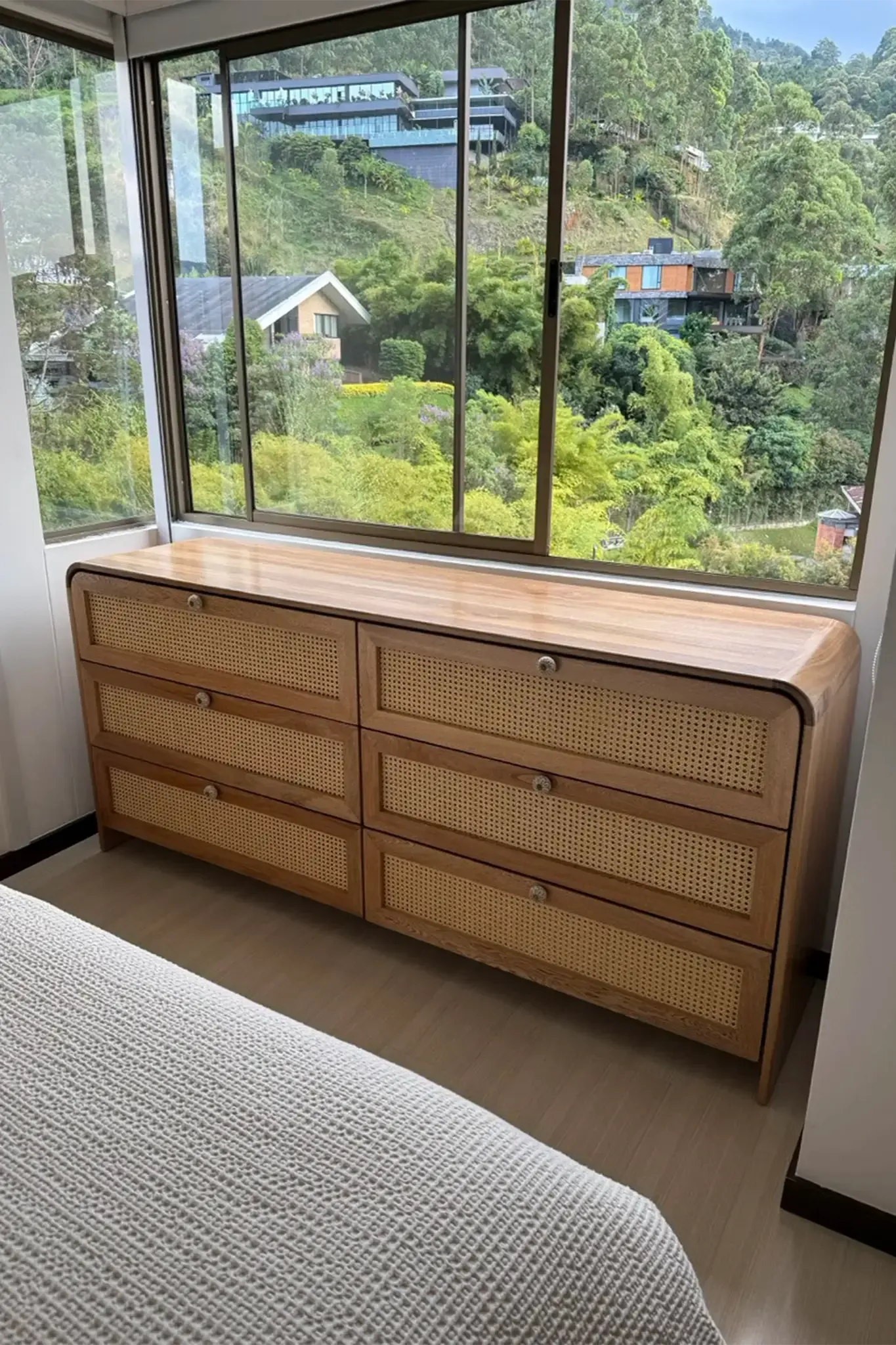 Mesa de centro elevable en madera natural — Apto. Carolina Mesa