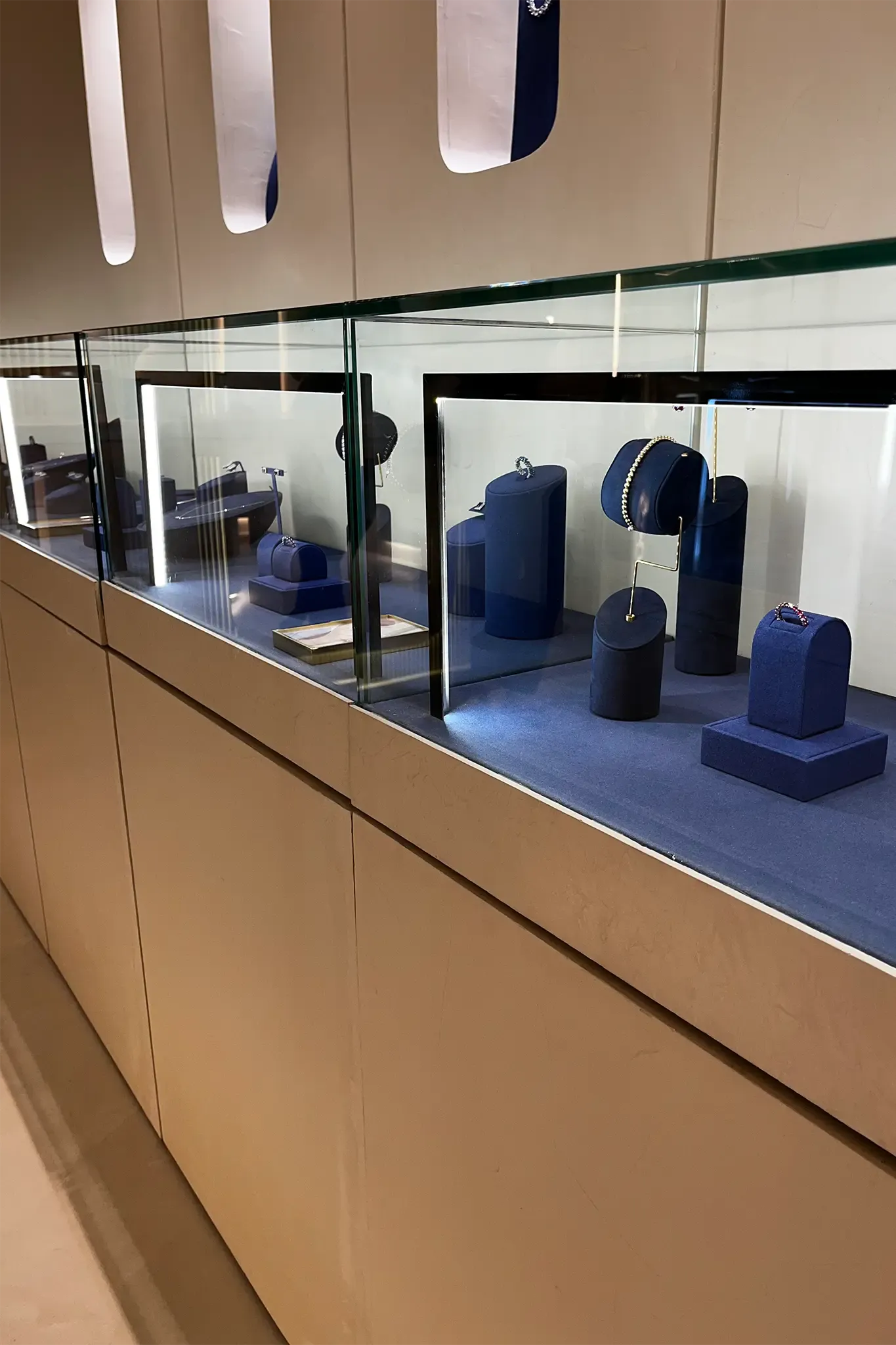 TODO: descripción imagen galería 5 — Local Joyería Capria