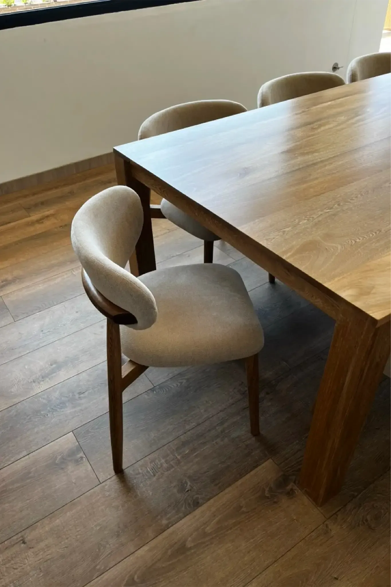 Cama tapizada en tela tipo terciopelo — Casa Juan Pablo