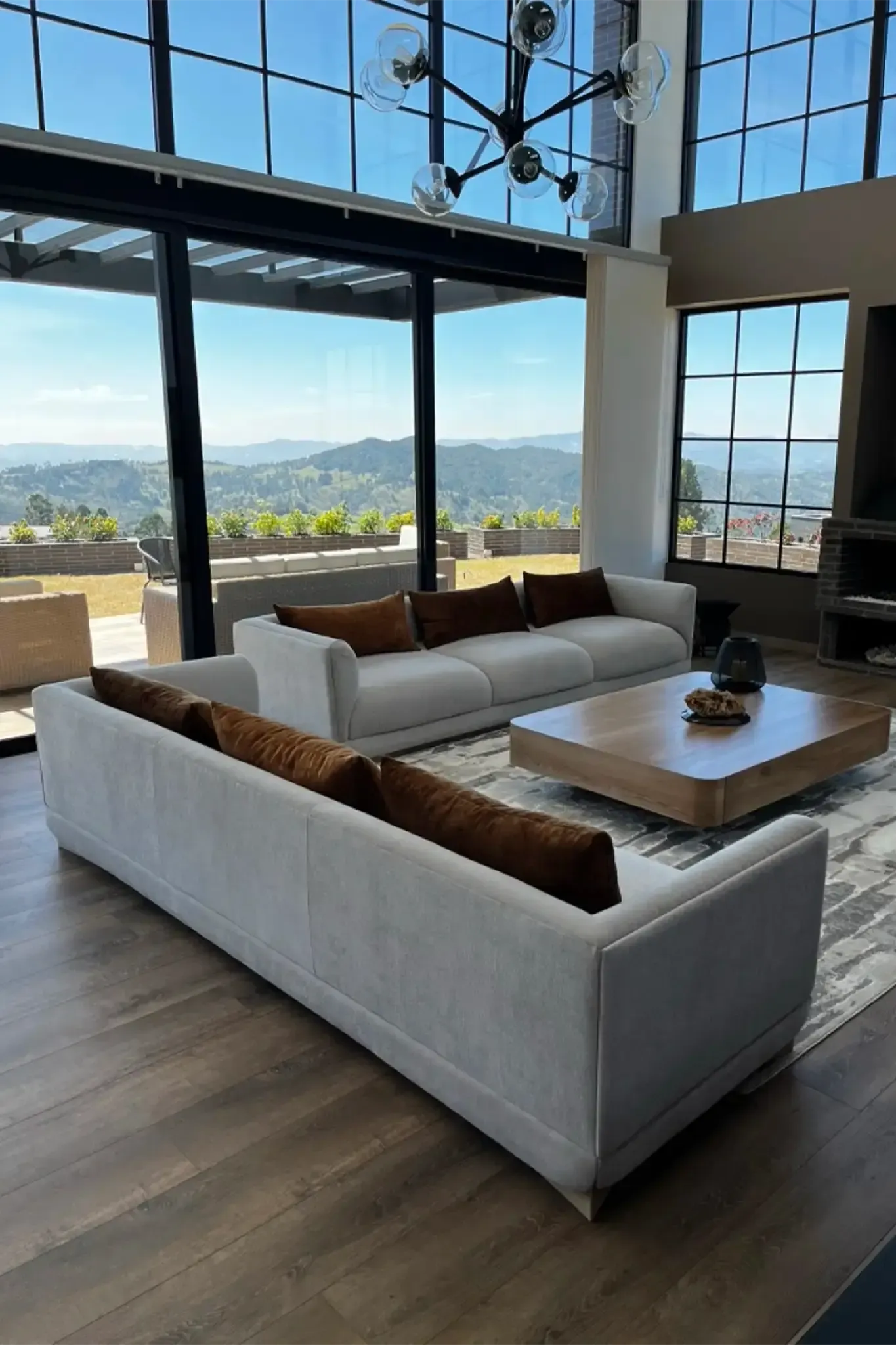 Cama tapizada en tela tipo terciopelo — Casa Juan Pablo