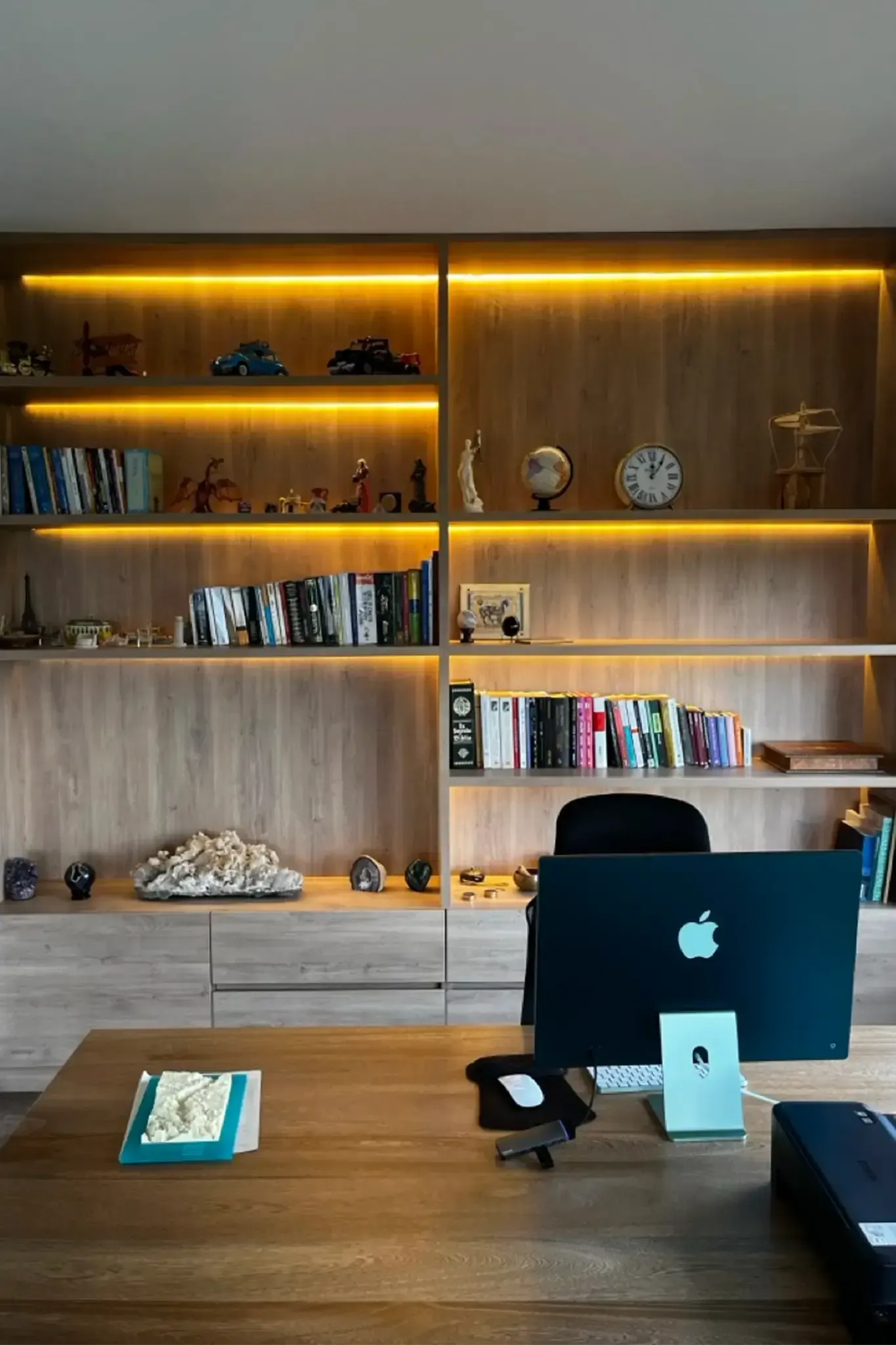 Cama tapizada en tela tipo terciopelo — Casa Juan Pablo