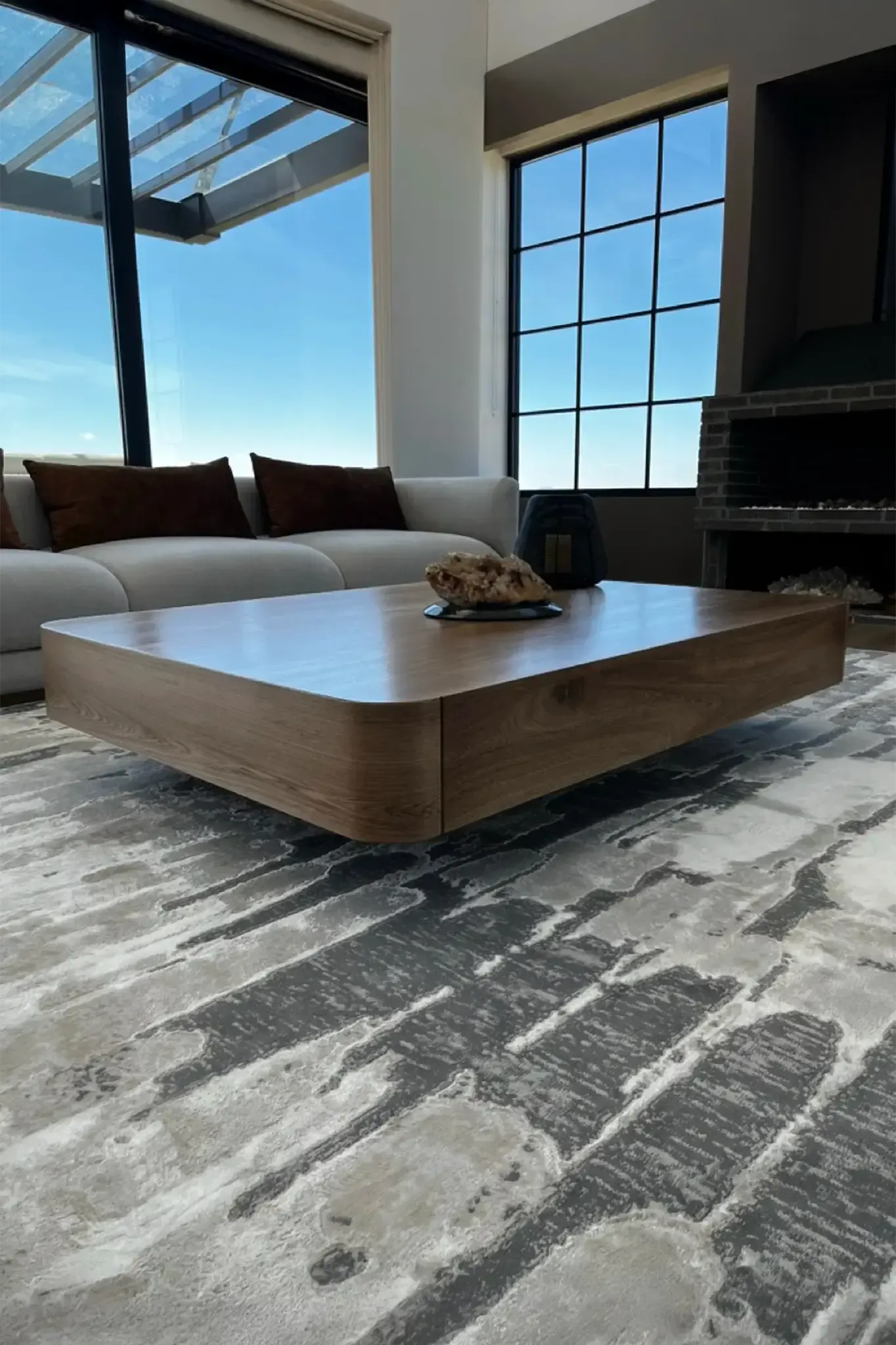 Cama tapizada en tela tipo terciopelo — Casa Juan Pablo