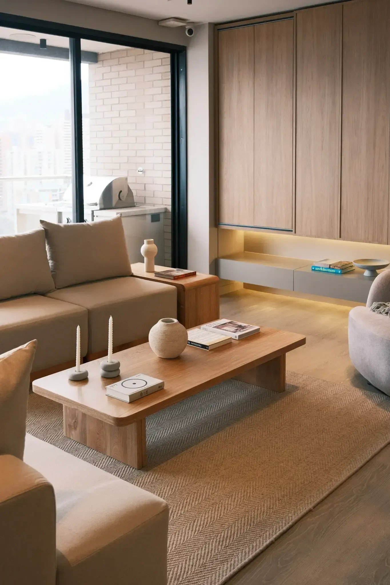 Mesa de noche flotante en madera natural — Apto. Saint Michel