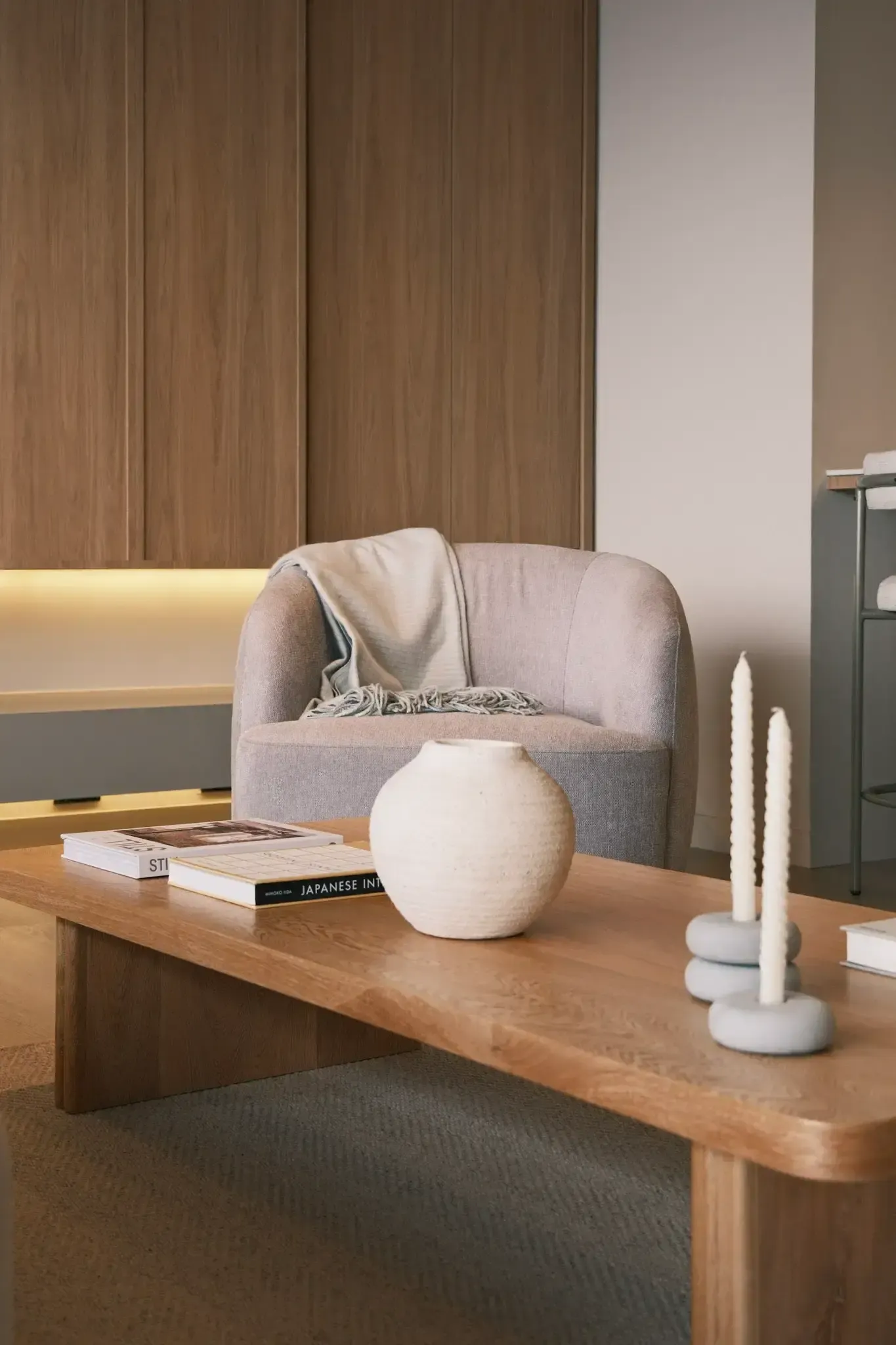 Mesa de noche flotante en madera natural — Apto. Saint Michel