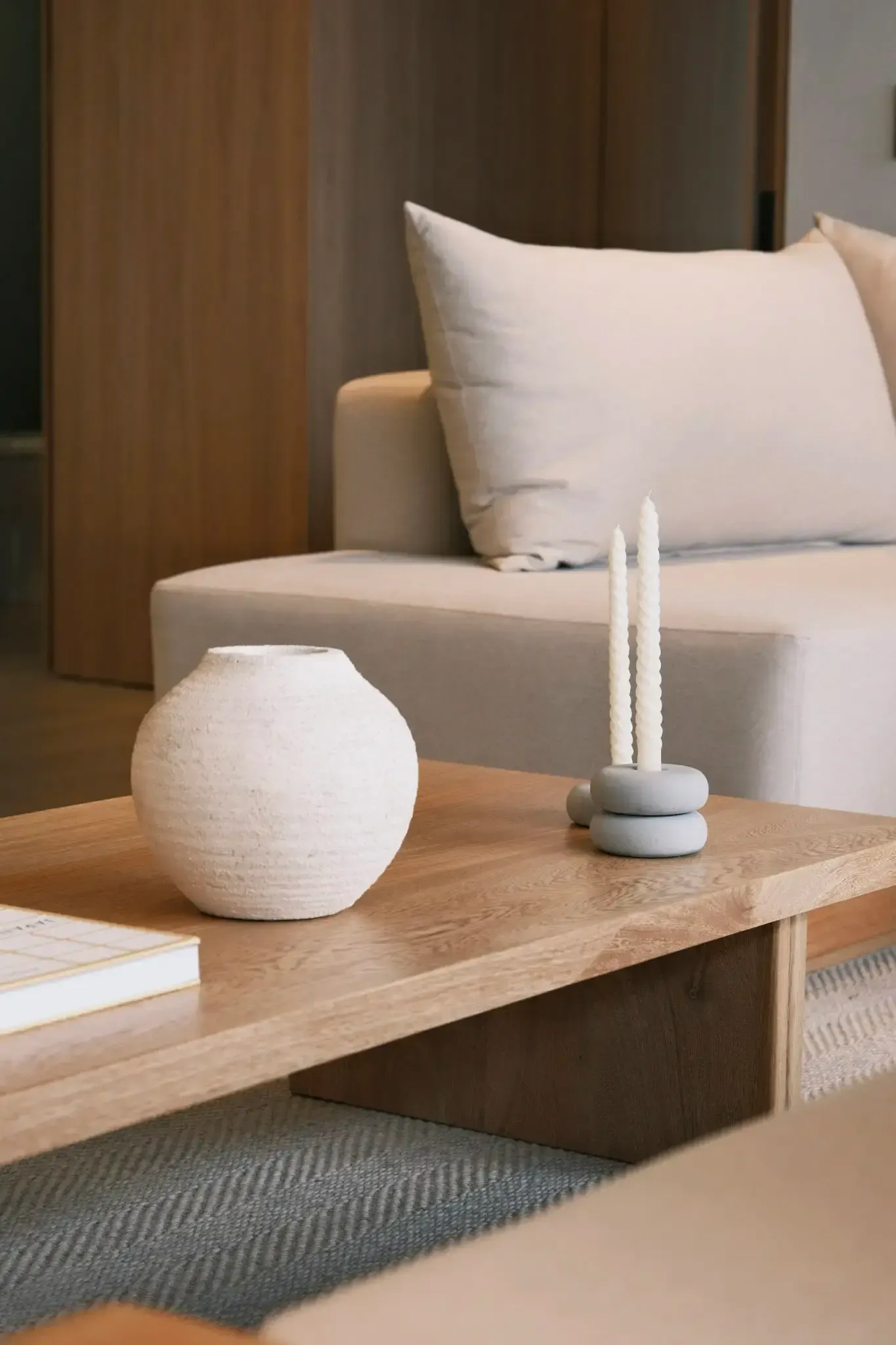 Mesa de noche flotante en madera natural — Apto. Saint Michel