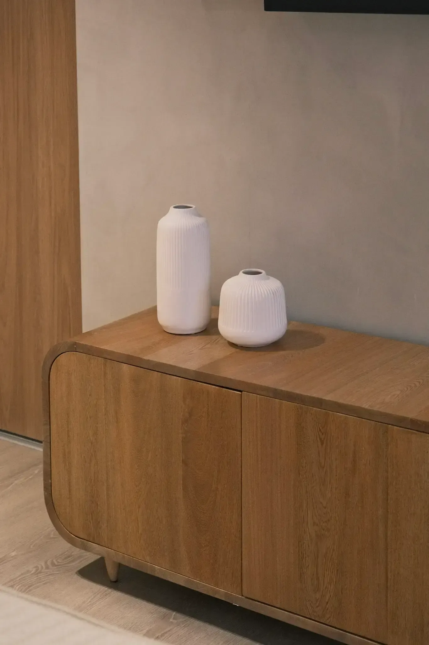 Mesa de noche flotante en madera natural — Apto. Saint Michel