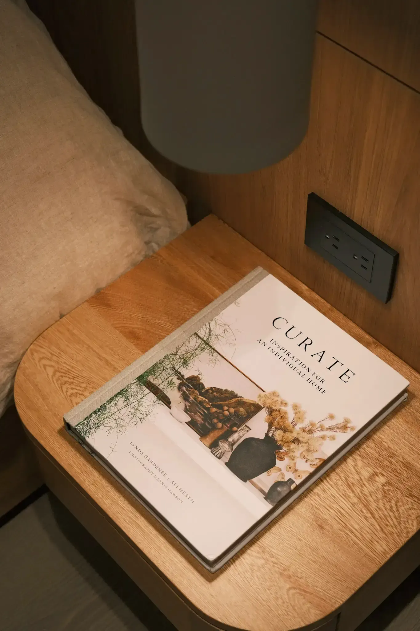 Mesa de noche flotante en madera natural — Apto. Saint Michel