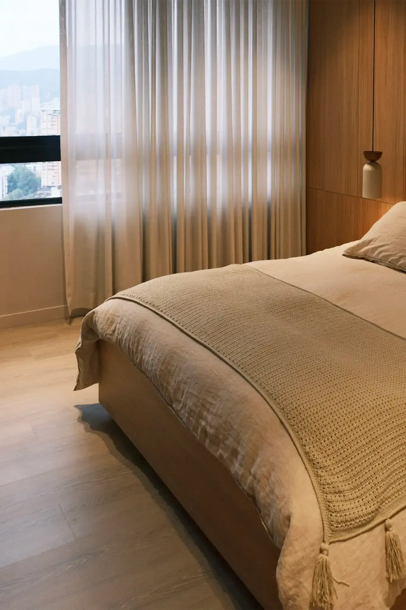 Mesa de noche flotante en madera natural — Apto. Saint Michel