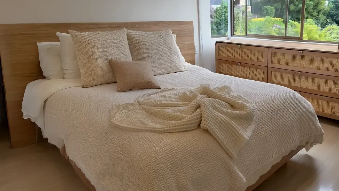 Mesa de centro elevable en madera natural — Apto. Carolina Mesa