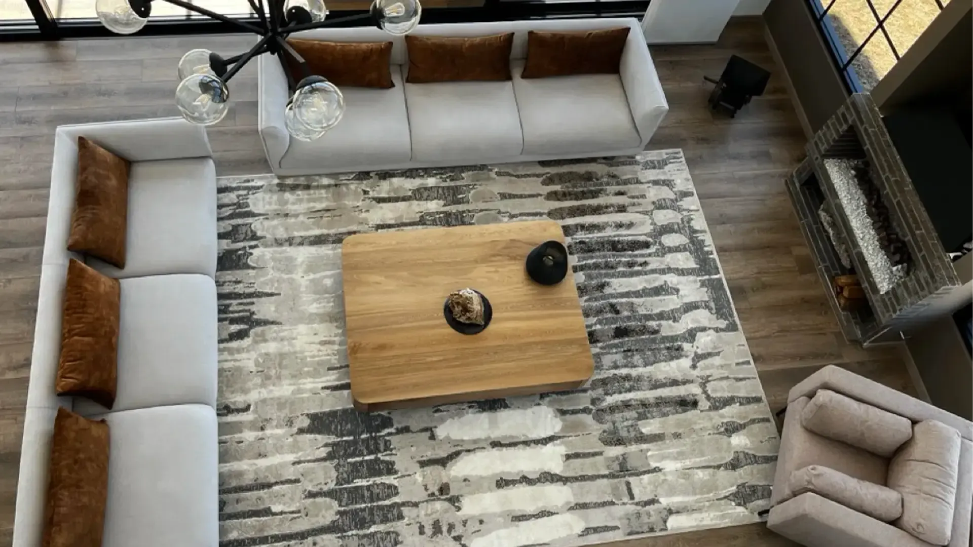 Cama tapizada en tela tipo terciopelo — Casa Juan Pablo