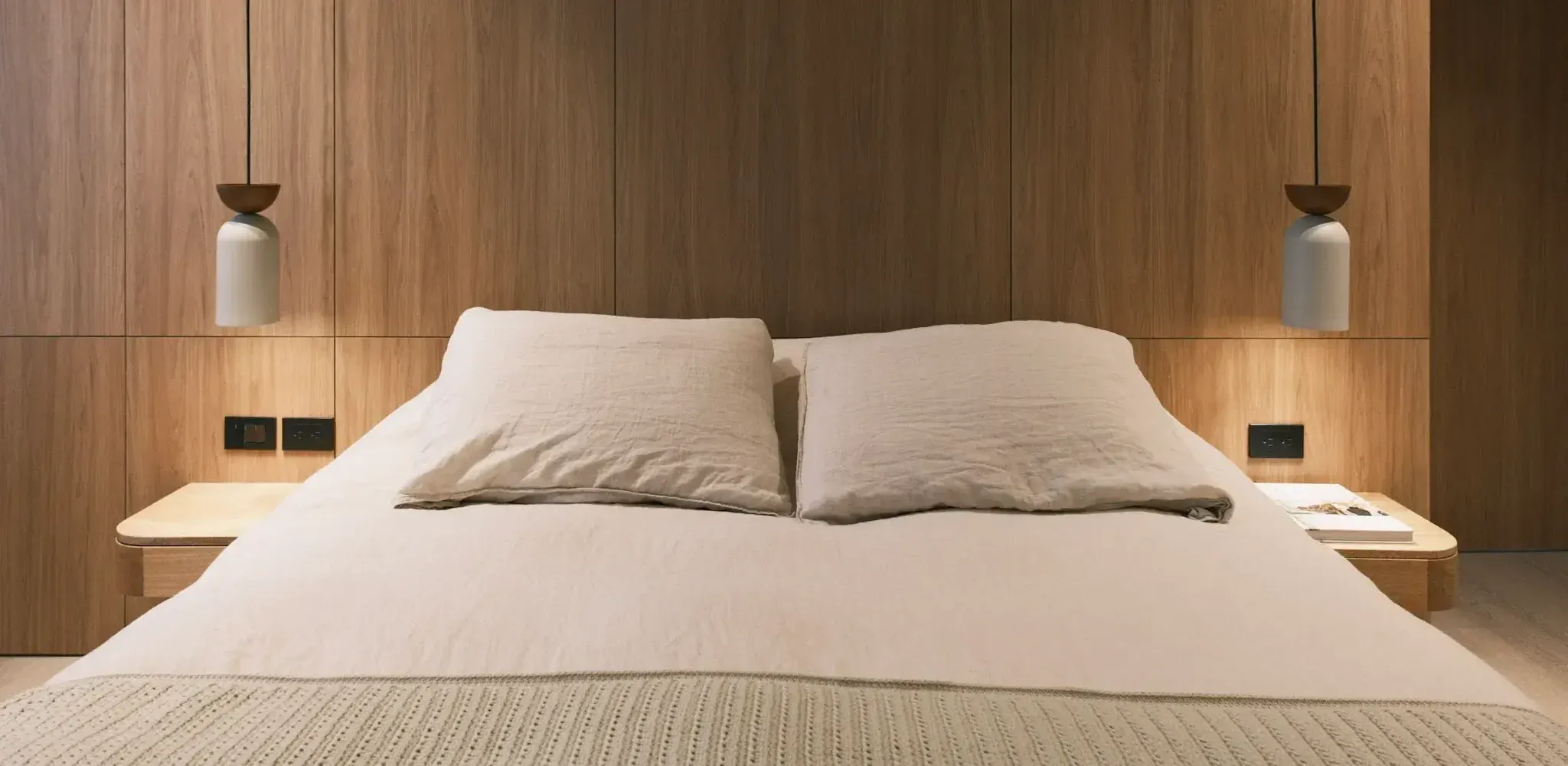 Mesa de noche flotante en madera natural — Apto. Saint Michel