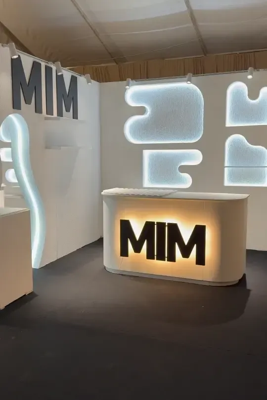 Stand para feria con estructura en madera y metal