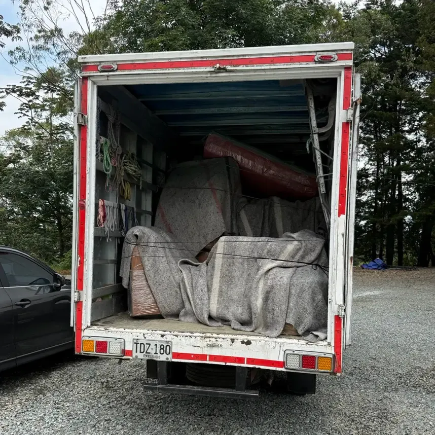 Equipo de Árbol de Hierro trabajando en taller