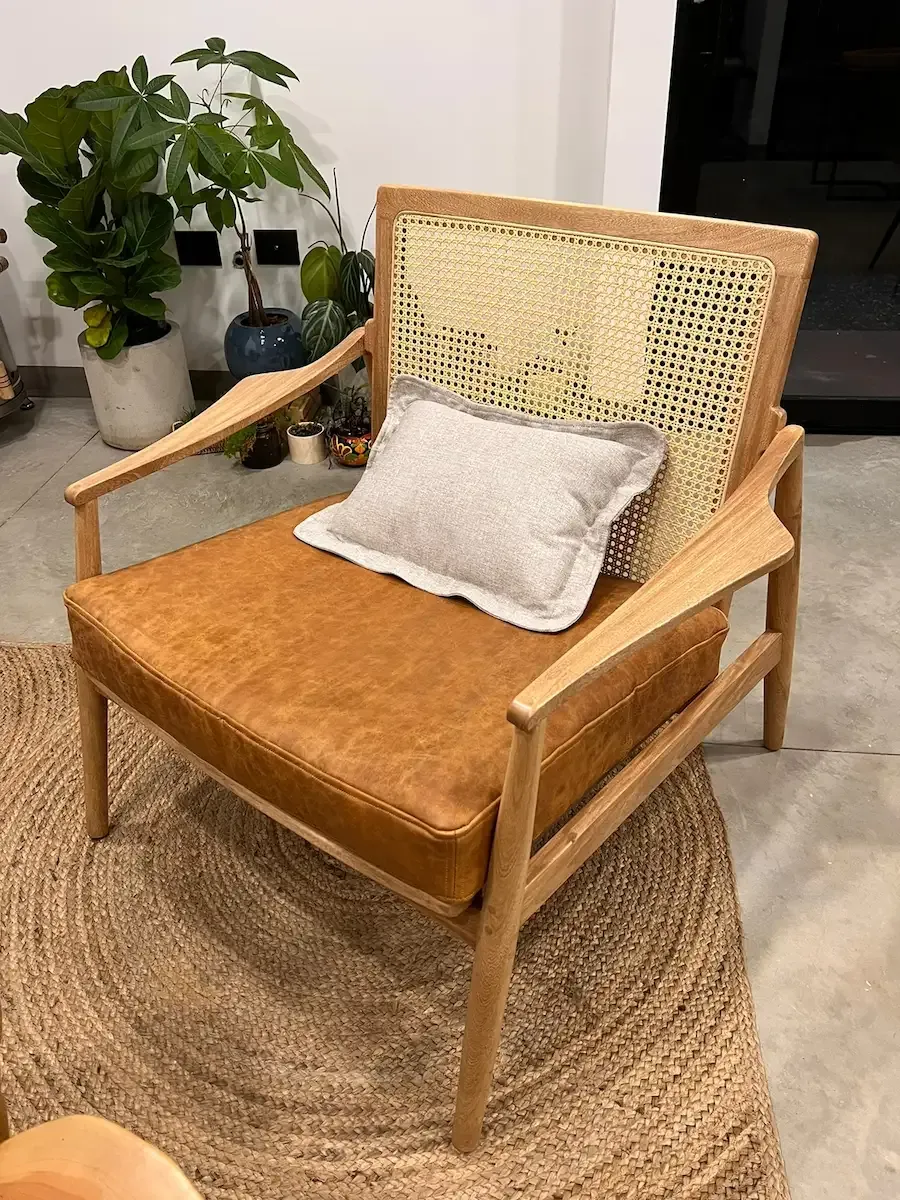 Poltrona en madera natural con cuero