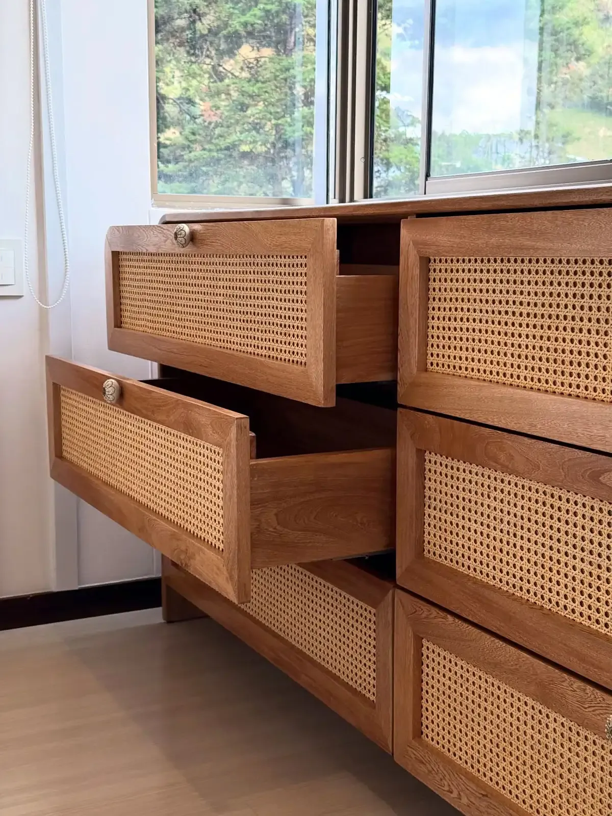 Mueble de almacenamiento en madera natural con malla tejida