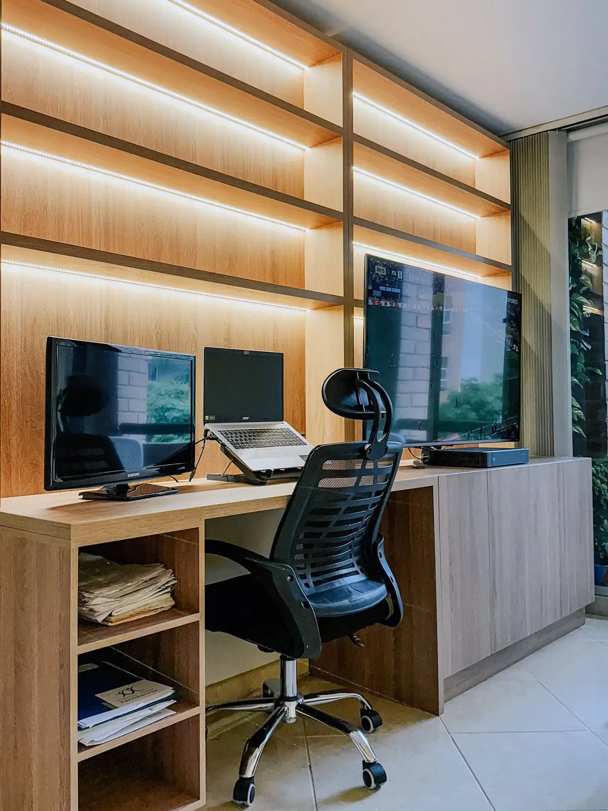 Biblioteca escritorio con estanteria iluminada